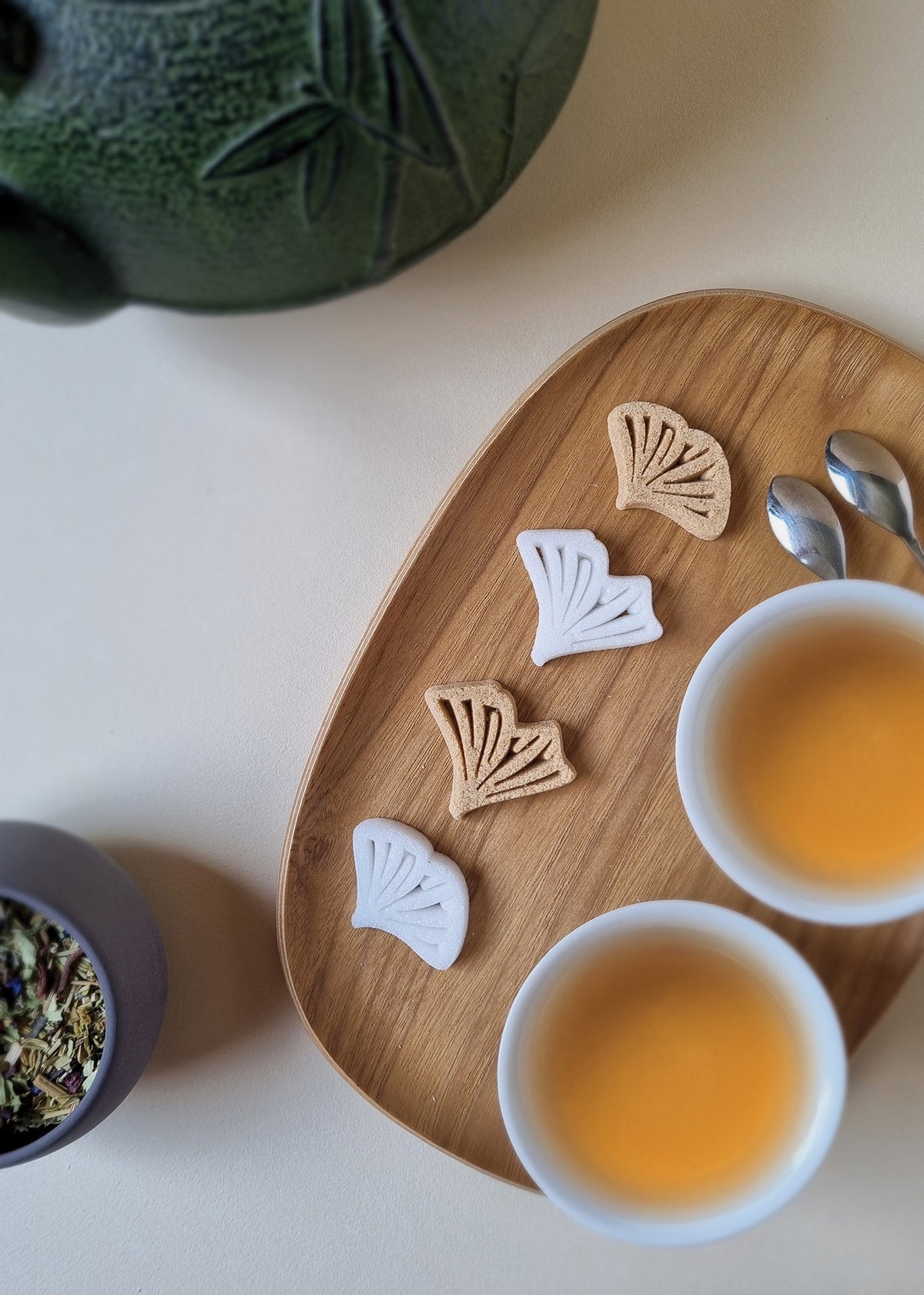 Sucres en feuille de ginkgo Naturellement Chic Canasuc sur un plateau en bois, avec des tasses de thé