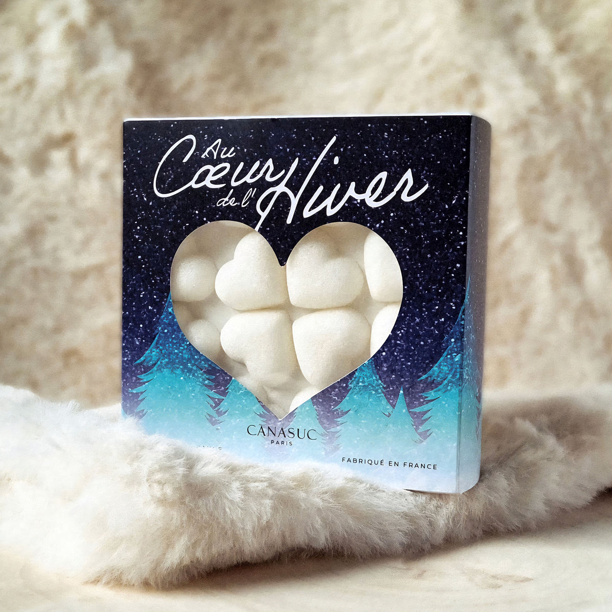 Coffret de sucres en cœur blancs Au Cœur de l’Hiver Canasuc, posé sur une fourrure blanche