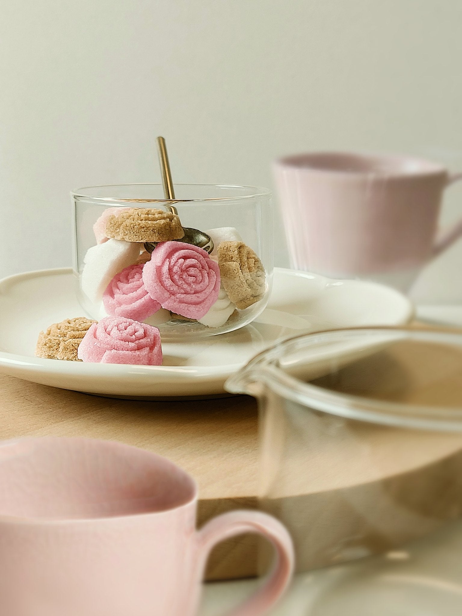 Canasuc pink rose-shaped sugars in a glass coupe