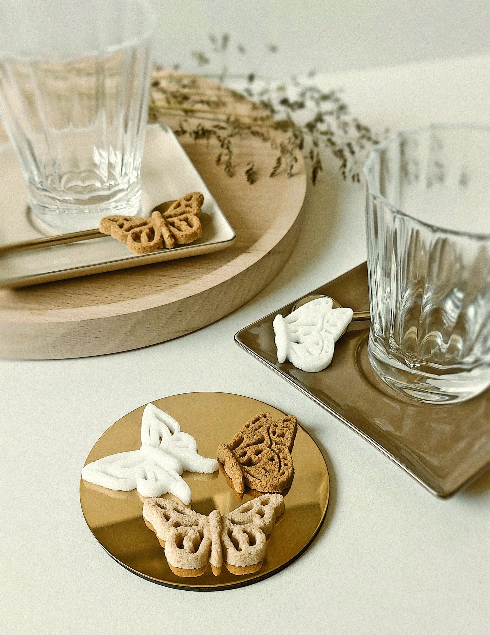 Canasuc Évanescence butterfly-shaped sugars on a mirrored tray