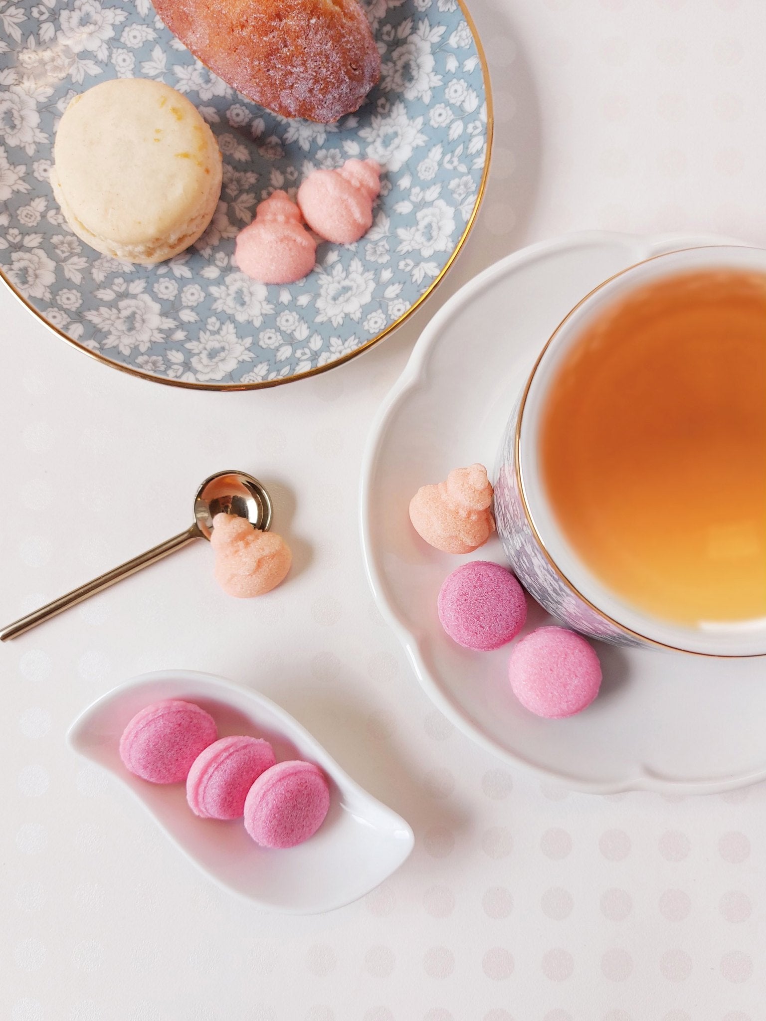 Canasuc Ronde de Douceurs macaron-shaped sugars with tea and pastries