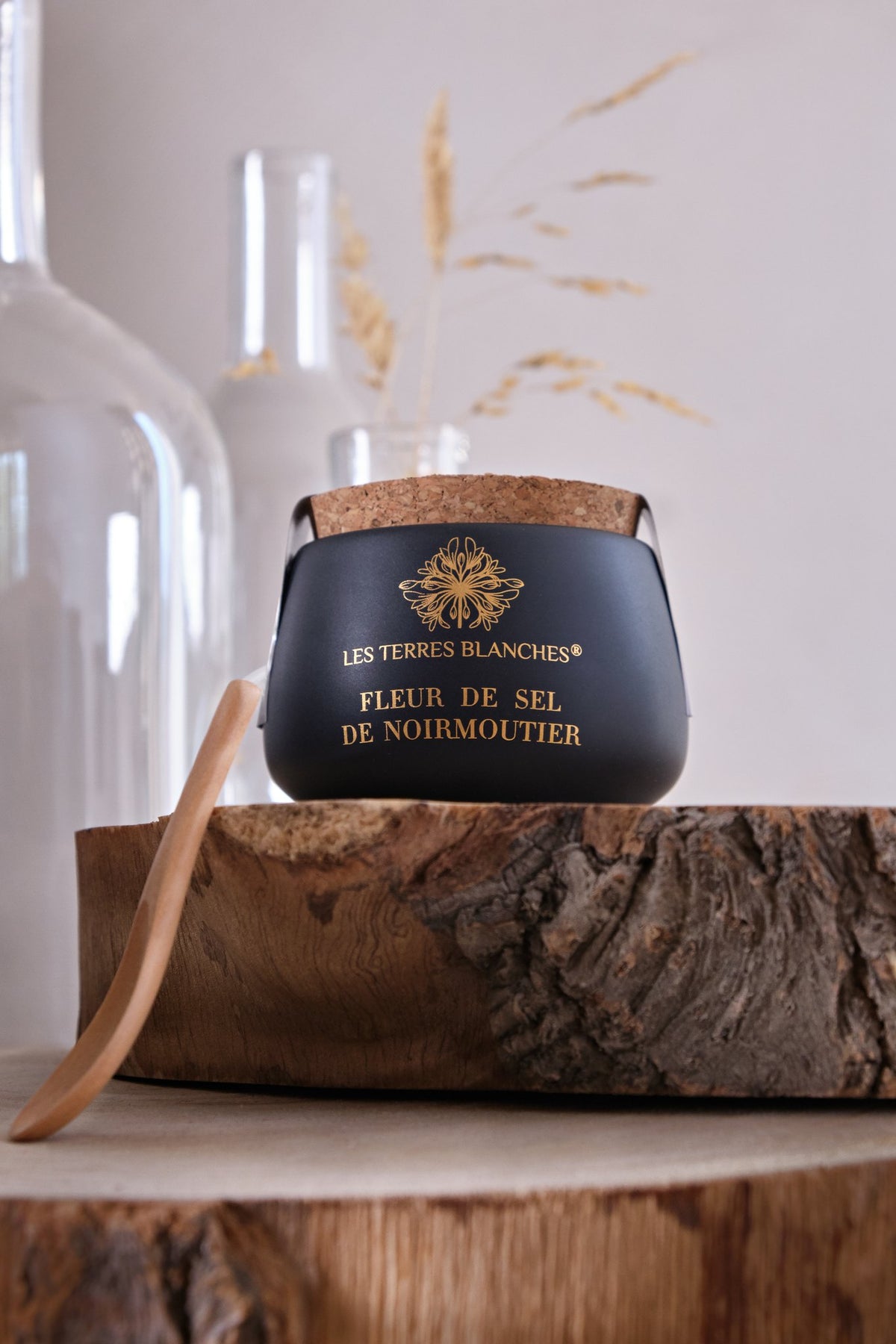 Les Terres Blanches fleur de sel de Noirmoutier in its black jar