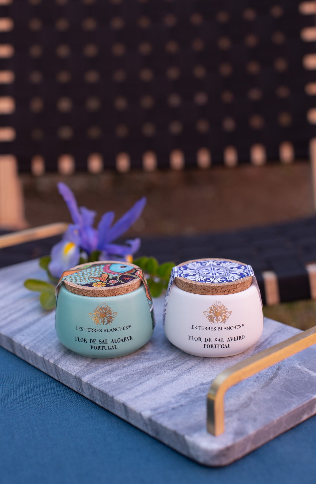 Fleur de sel d’Aveiro Les Terres Blanches, pot en céramique à côté d’un pot de fleur de sel d’Algarve sur un plateau en marbre